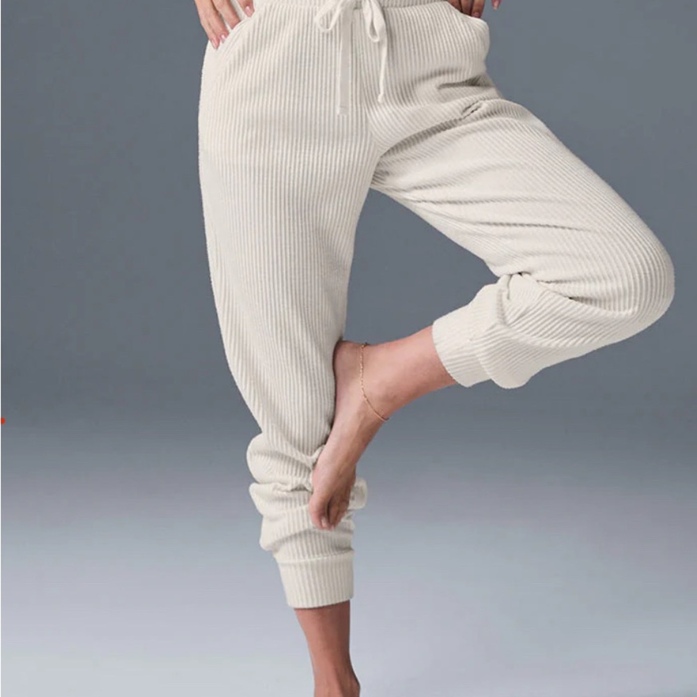 NWT ALO Yoga Muse Ivory Ribbed Sweatpant Small